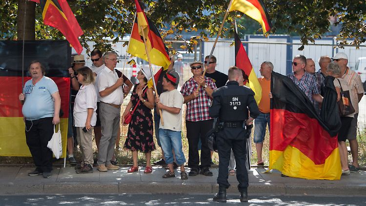 Für die angekündigte Demonstration sind 15 Personen zugelassen - zuvor waren es 80. 