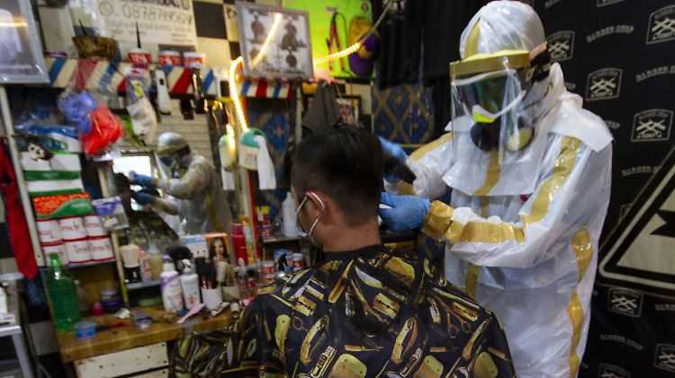 Ein vollständiger Schutzanzug, wie in diesem indonesischem Friseursalon, wird hoffentlich nicht nötig sein.