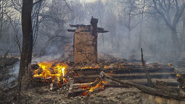 Viele Häuser im Norden der Ukraine fielen dem Feuer zum Opfer.