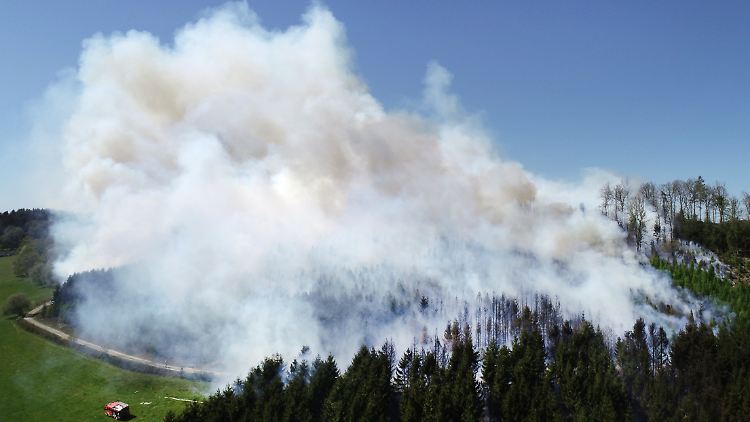 Rauch über einem brennenden Waldstück bei Gummersbach. 