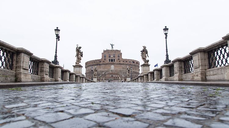 Die Ponte Sant'Angelo, auch Engelsbrücke, in Rom während des Lockdowns.