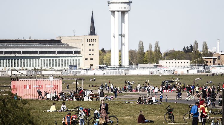 Ab dem 4. Mai sind in Berlin Versammlungen unter freiem Himmel mit bis zu 50 Personen wieder erlaubt - wenn die Hygienevorschriften eingehalten werden können.