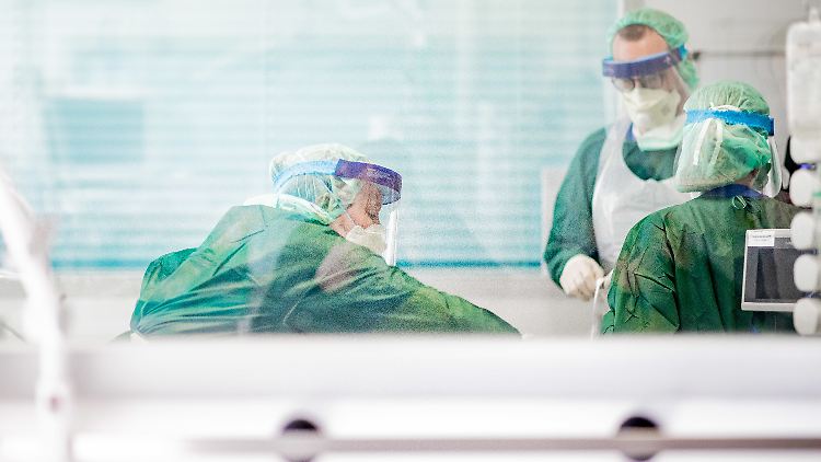 Die offiziellen Todeszahlen in Großbritannien beinhalten nur die Sterbefälle in Kliniken. 