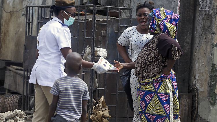 In Nigeria verteilt das Gesundheitsamt Flugblätter mit Schutzinformationen.