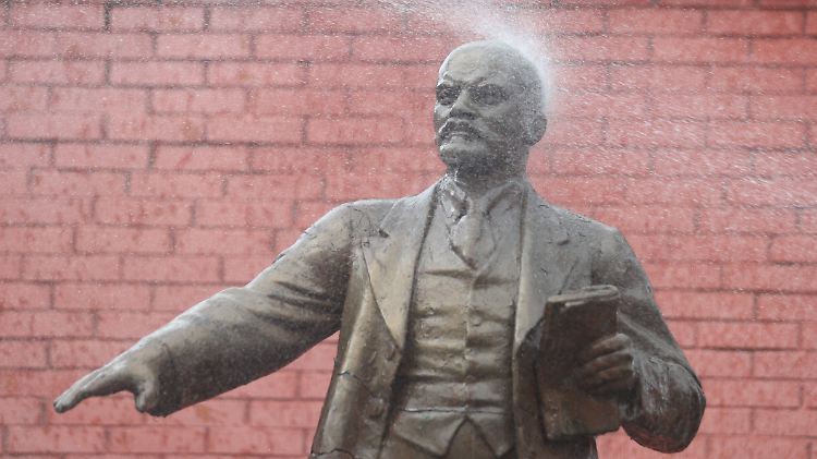 Lenin soll sauber sein: Zum 150. Geburtstag des Anführers der sozialistischen Oktoberrevolution von 1917 wurden viele Lenin-Denkmäler in Russland gründlich gereinigt, so wie hier in St. Petersburg.