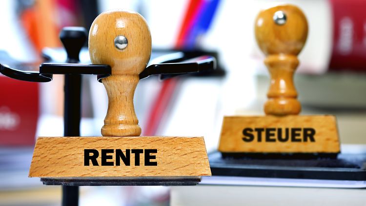 Ruheständler sind gut beraten, das vermeintlich ausreichende Geld ihrer Bruttorenten nicht unter die Leute zu bringen, ohne eine mögliche Steuererklärung auf dem Zettel zu haben. 