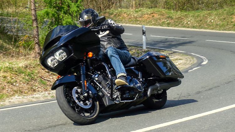 Mit der Harley Davidson Road Glide Special kann man ganz famos über die Straßen kreuzen.
