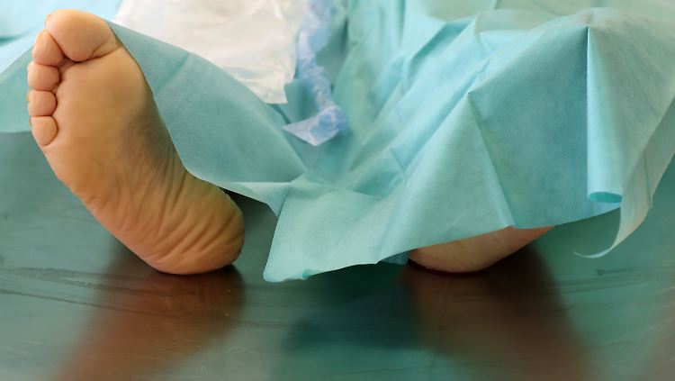 Das RKI hatte zunächst von Obduktionen abgeraten, inzwischen sind sie ein wichtiges Mittel bei der Erforschung von Covid-19.