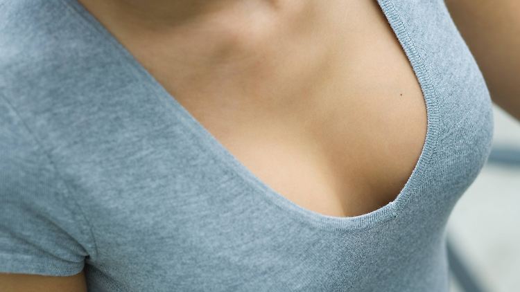 Das Implantat der Frau hat die Flugbahn des Geschosses verändert.