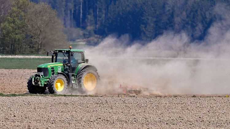 Ungerhausen bei Memmingen: Ein Landwirt beim Eggen seines staubtrockenen Ackers.