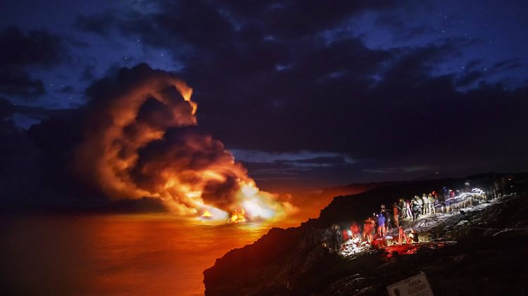 Naturspektakel: Touristen beobachten, wie Lava vom Kilauea sich in den Ozean ergießt.