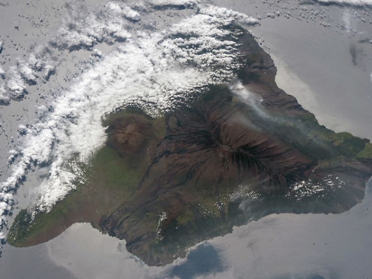 12. Mai 2018: Die Aschewolke von Kīlauea treibt über die Insel, während eine große Regenwolkenbank an der Nordküste vordringt.