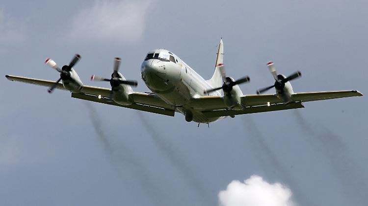 Ein Aufklärungsflugzeug der Bundeswehr vom Typ P-3C Orion soll bei der Überwachung helfen. 