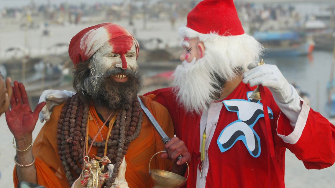 Sadhu und Weihnachtsmann am Ganges in Allahabad.