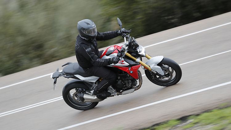Die neue BMW F 900 R ist ein echtes Spaßmotorrad mit vielen Features zu einem echten Kampfpreis.