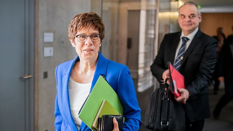Verteidigungsministerin Annegret Kramp-Karrenbauer hält ihren Vorschlag für einen guten Kompromiss.
