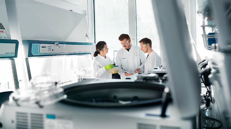 Ob ein Corona-Impfstoff als Injektion verabreicht oder oral eingenommen werden müsse, sei derzeit noch unklar, sagt Epidemiologe Seth Berkley. Eventuell  müsse der Impfstoff jährlich verabreicht werden.