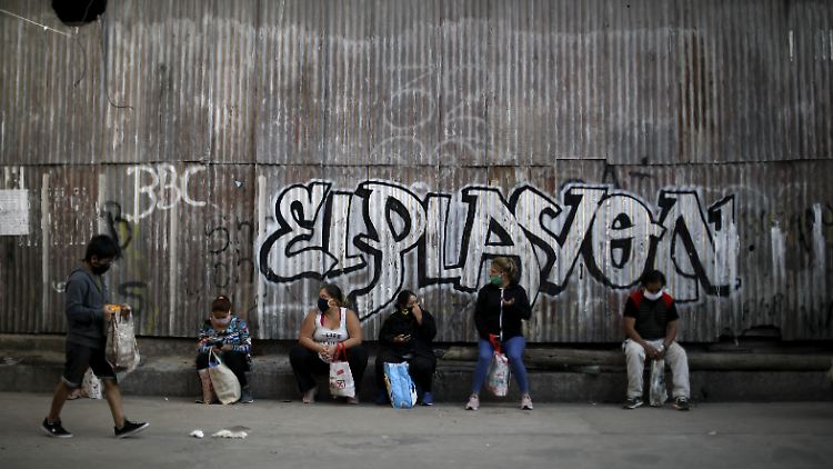 Wartende vor einer Suppenküche: Die gegenwärtige Krise trifft Argentinien hart.
