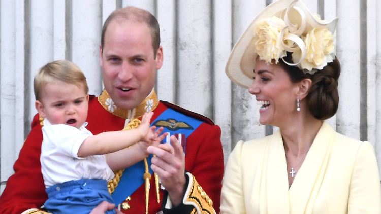 William und Kate mit ihrem jüngsten Sohn vor knapp einem Jahr - jetzt wird Louis bereits 2.