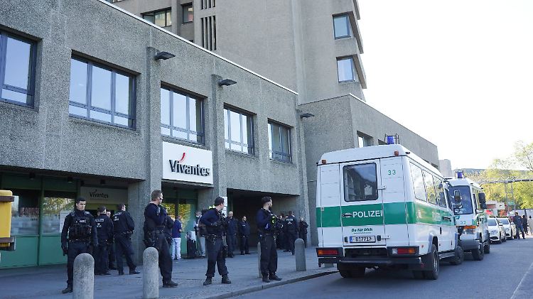 Mehr als zehn Einsatzwagen der Polizei hatten sich am Mittwoch vor der Berliner Klinik positioniert.