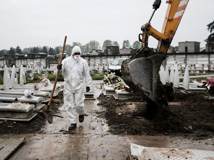 Friedhof in der italienischen Industriestadt Turin, auf dem frische Gräber ausgehoben werden.
