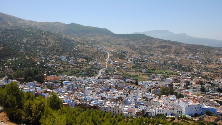 Chefchaouen schmiegt sich in 600 Metern Höhe an die Füße zweier Berge.
