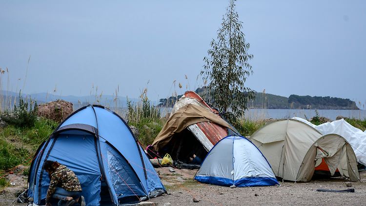 In Moria harren zurzeit gut 18300 Migranten aus, dabei ist das Lager eigentlich nur für 2700 Menschen gebaut.