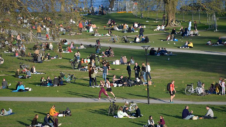 Volle Parks, volle Cafés und offene Schulen: Schweden geht in der Pandemie einen Sonderweg.