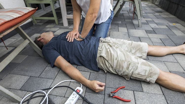 Eine Herzdruckmassage kann bewusstlosen Menschen das Leben retten. 