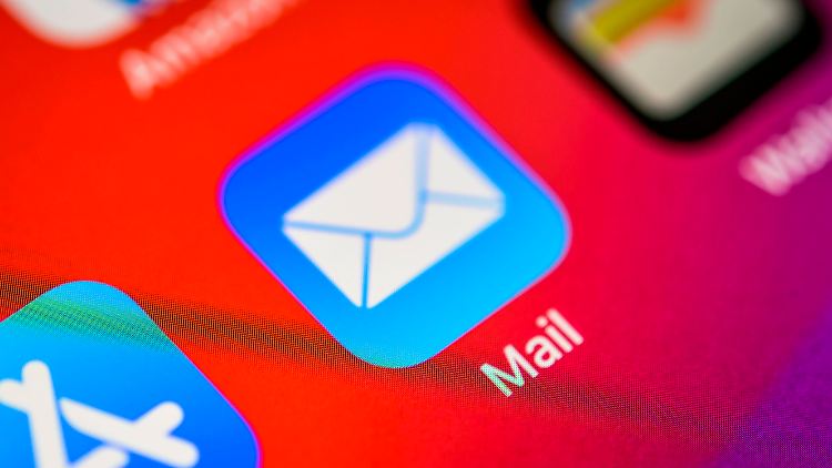 Angreifer können über die Mail-App Schadcode auf iPhones und iPads schmuggeln.