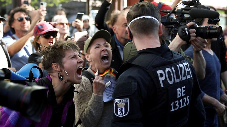 Demonstranten bei der "Hygienedemo" in Berlin am 18. April.