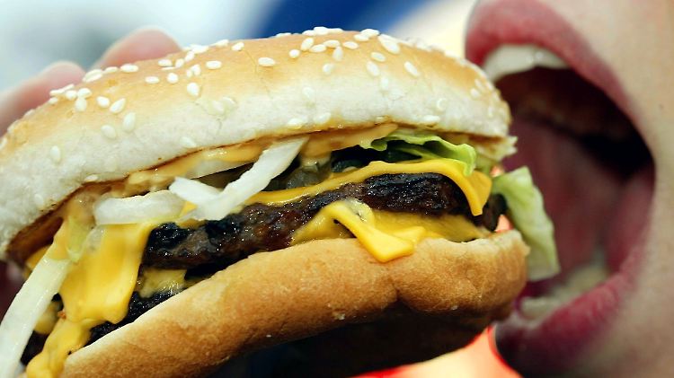 "Jetzt stehen die Leute im Supermarkt und denken sich: Wie mache ich denn einen Burger selbst?", sagt Christoph Minhoff, Chef der Bundesvereinigung der Deutschen Ernährungsindustrie.