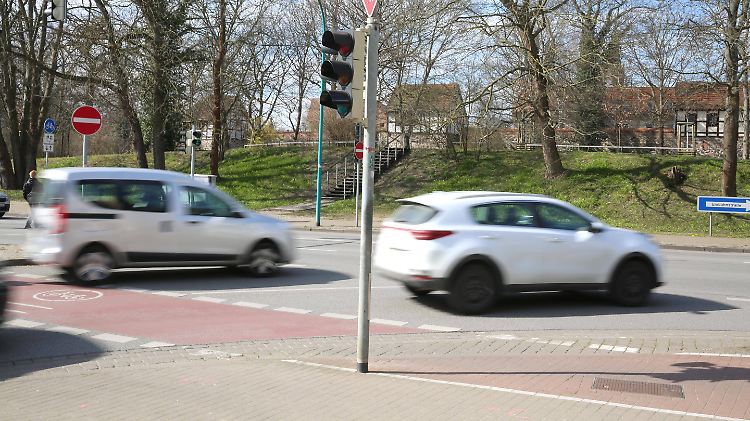 Wer abbiegt, hat ein Wahlrecht, wenn es mehrere weiterführende Fahrstreifen gibt.