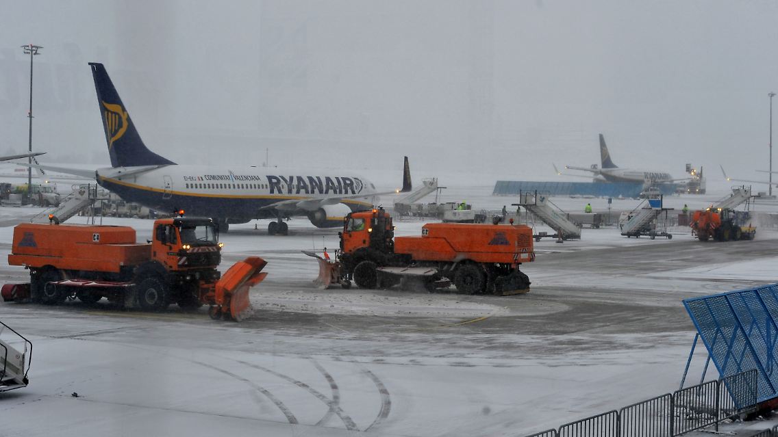 Der innerdeutsche Flugverkehr entspannt sich, aber wer ins Ausland will, hat schlechte Karten.
