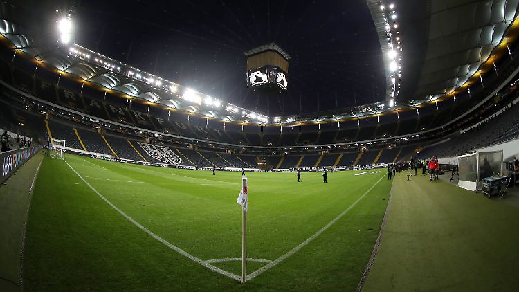 Auch Fußball in leeren Stadien soll gefährlich sein, fürchtet ein Virologe.