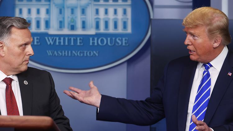 Wissenschafts-Berater William Bryan (li.) präsentiert die neuen Erkenntnisse zum Coronavirus bei einem gemeinsamen Briefing mit US-Präsident Donald Trump.