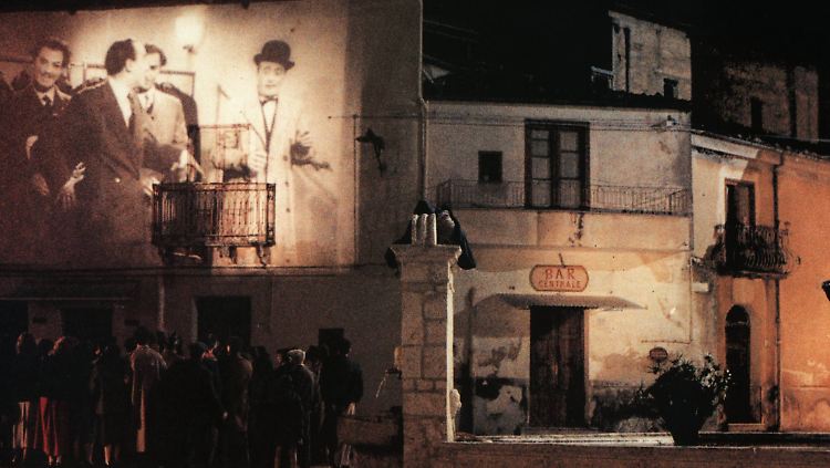 Paradiesisch: Kino an der Hauswand ist nicht neu, aber hilft immer wieder.