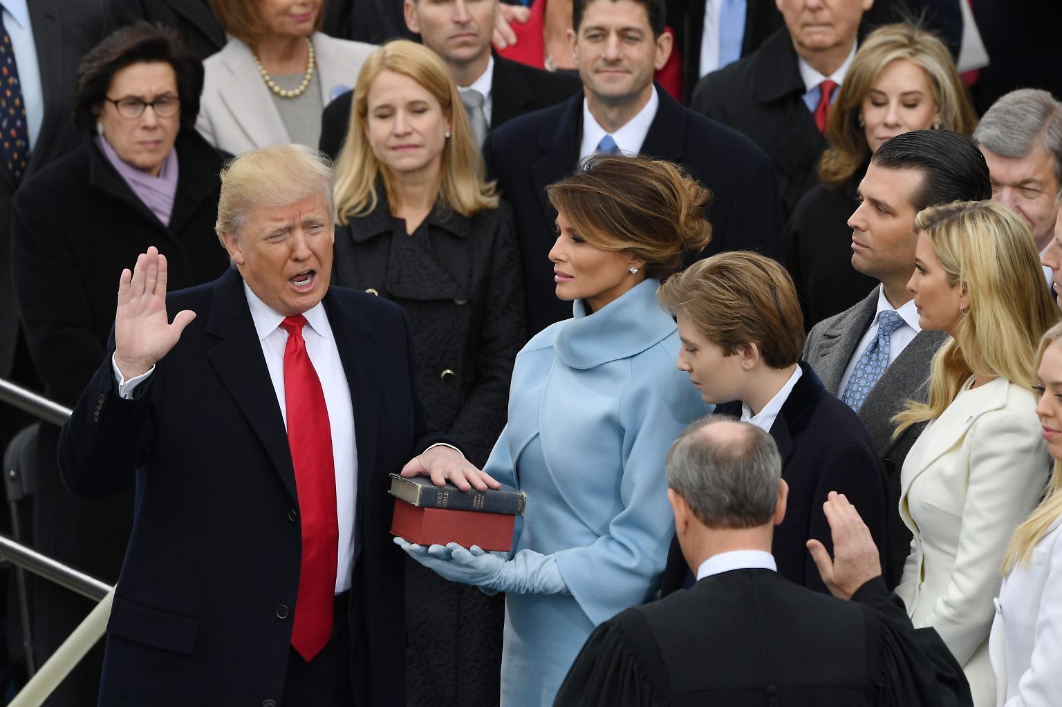 US-Präsident Donald Trump befindet sich mitten im Wahlkampf, und der macht auch vor dem Geburtstag von First Lady Melania nicht halt: Er wolle seine Ehefrau mit einer riesigen Glückwunschkarte mit einer Million Unterschriften "überraschen", heißt es ... 