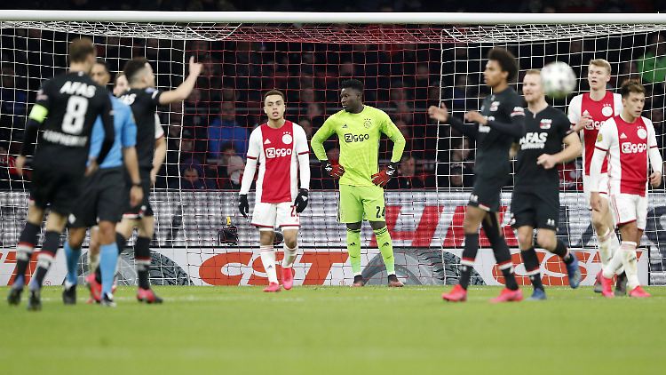 Ajax lag bis zur Unterbrechung auf Platz eins, punktgleich mit dem Zweiten AZ Alkmaar.