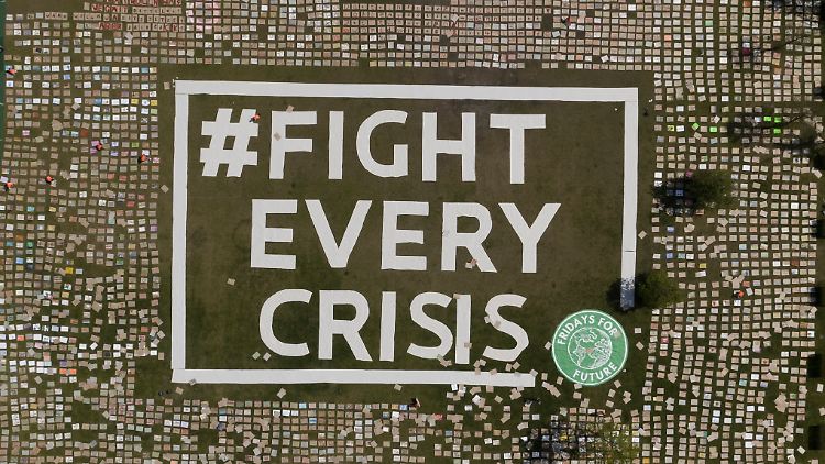 Aus ganz Deutschland kamen die Plakate, die auf die Reichstagswiese gelegt wurden.