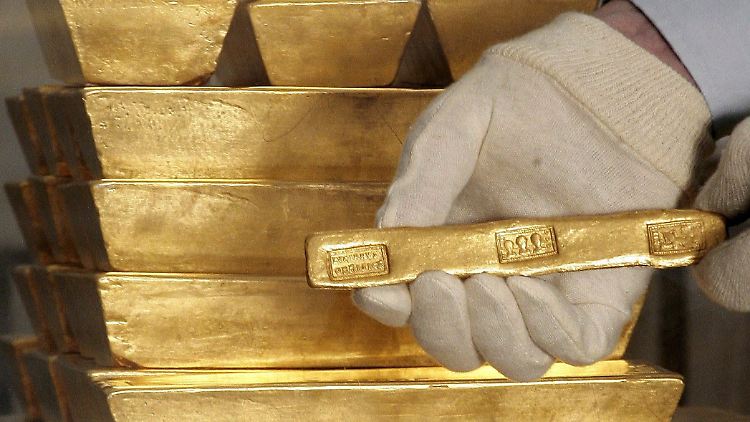 Private Anleger greifen derzeit vermehrt zu Barren oder Münzen aus Gold.