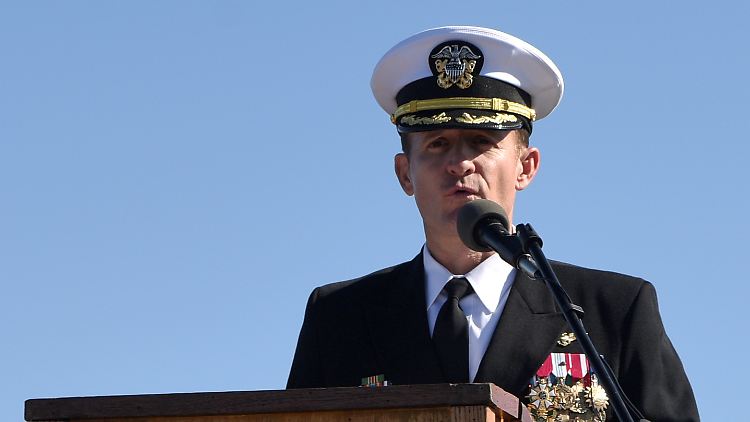 Geht es nach der Navy, soll Brett Crozier wieder das Kommando auf der "Theodore Roosevelt" übernehmen.