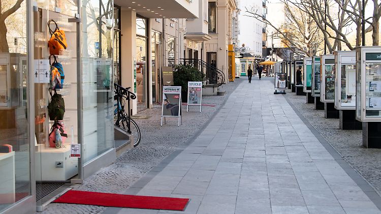 Händler und Politiker sind gespannt, wie sehr sich die Einkaufsstraßen im Wochenende in Deutschland füllen.