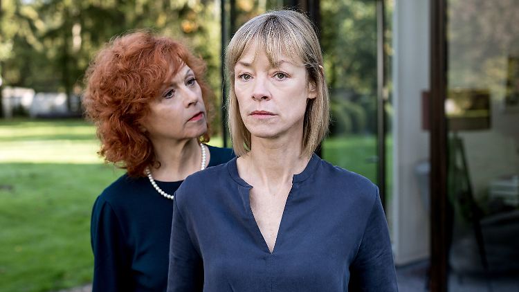 Offen lesbisch und offen völkisch gesinnt: Für Sophie Behrens (Jenny Schily, r.) offensichtlich kein Widerspruch.