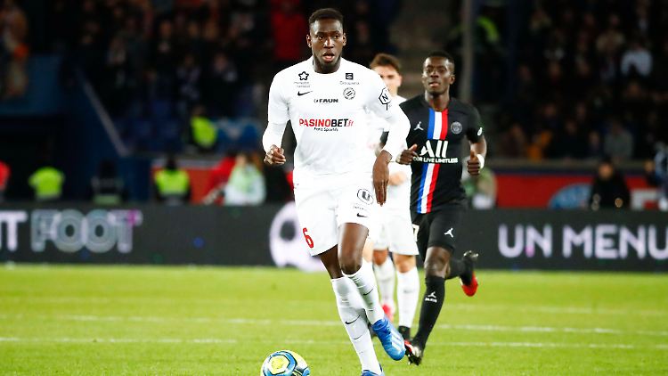 Junior Sambia wurde positiv auf Corona getestet und ins künstliche Koma versetzt.