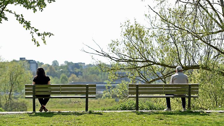 Rausgehen, um frische Luft zu schnappen und Sonne zu tanken, ist erlaubt, wenn der Mindestabstand eingehalten wird.