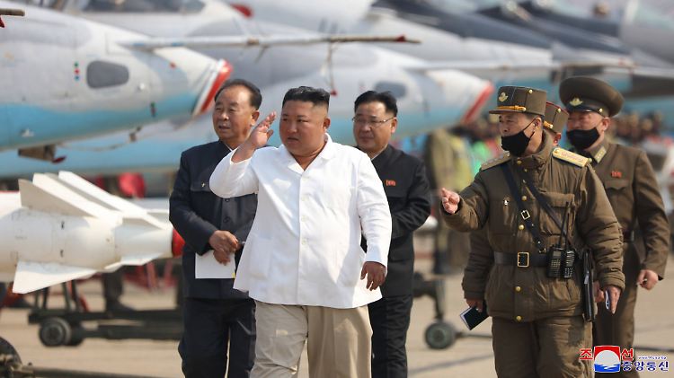 Immun gegen Kälte und Corona - doch nach einer OP ist der Zustand von Nordkoreas Machthaber Kim unklar.