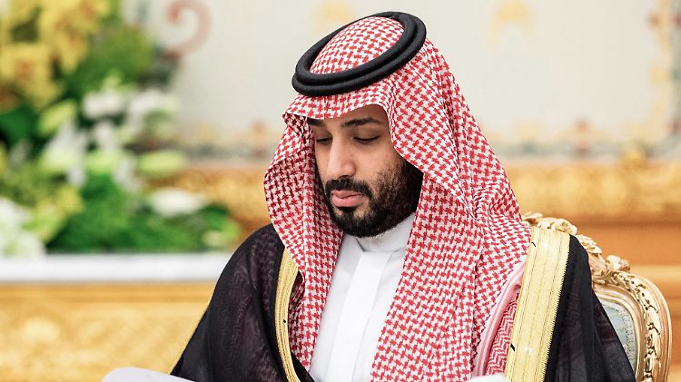 Kronprinz Mohammed bin Salman, der seit 2017 die Politik des Landes bestimmt, scheint eine wirtschaftliche und gesellschaftliche Öffnung Saudi-Arabiens anzustreben. Gleichzeitig gilt er als Drahtzieher des Mordes an dem regierungskritischen Journalisten Jamal Khashoggi.