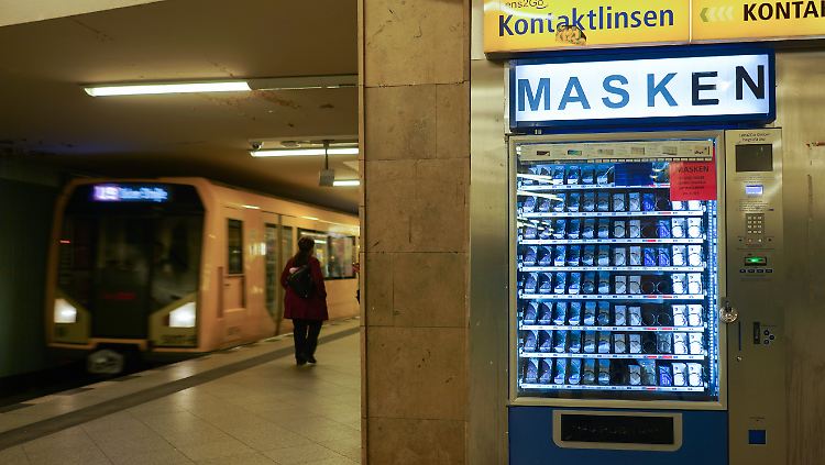 Wer Glück hat, kann seine Masken in Berlin auch am Automaten im U-Bahnhof kaufen.