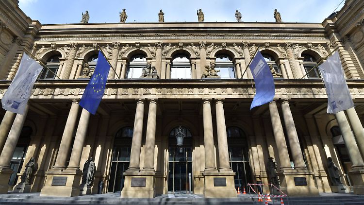 Eine bisher noch nicht zu beobachtende Welle von Dividendenstreichungen rolle über die Aktienmärkte, konstatiert die DZ Bank.